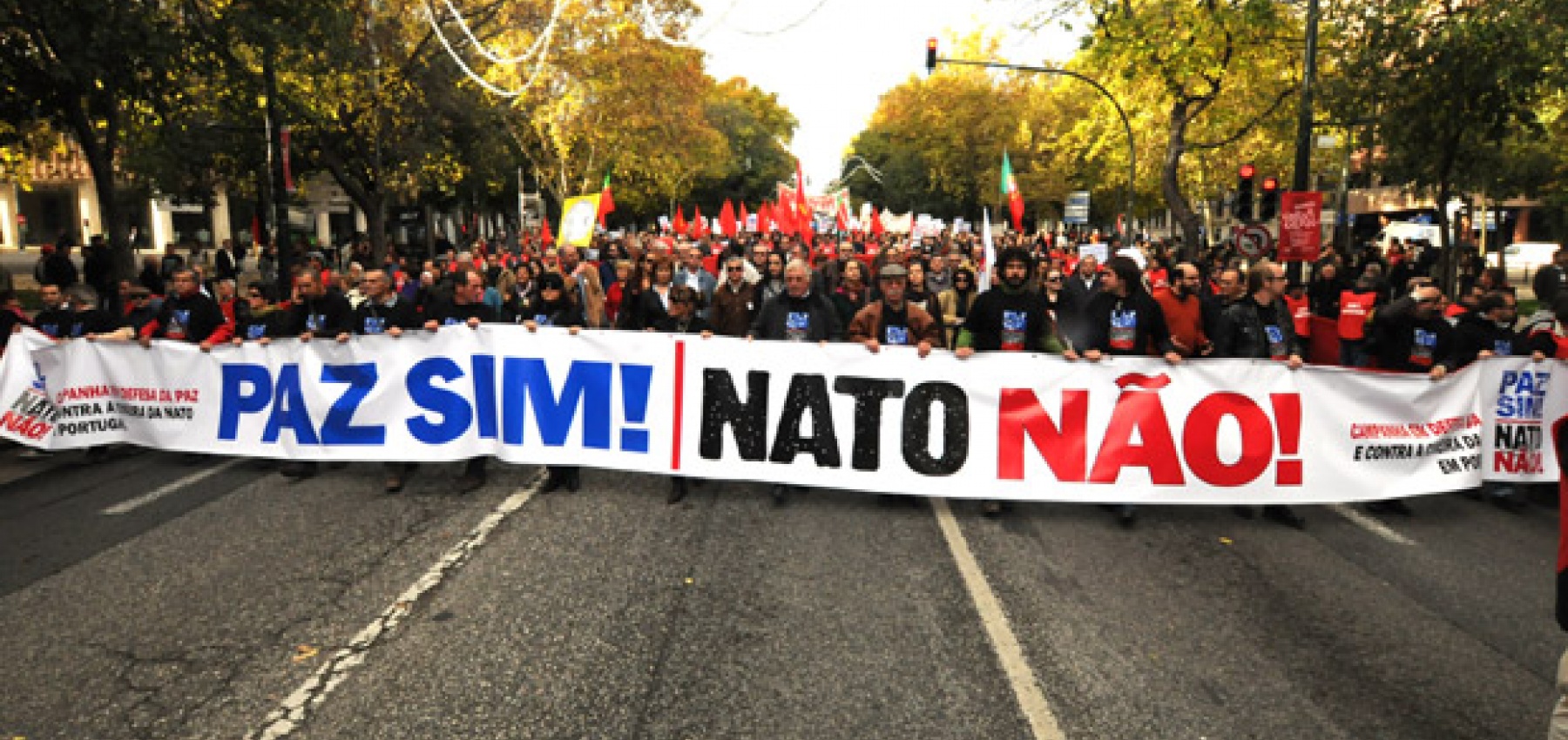 Por Abril, pela Paz, não à NATO!