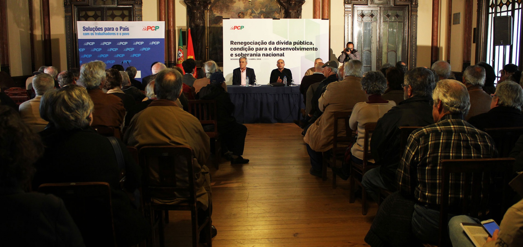 Sessão «Renegociação da dívida, condição para o desenvolvimento e soberania nacional»