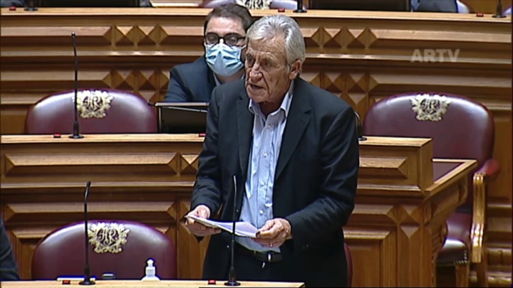 How can the Government give priority to the deficit and not to the country's needs?