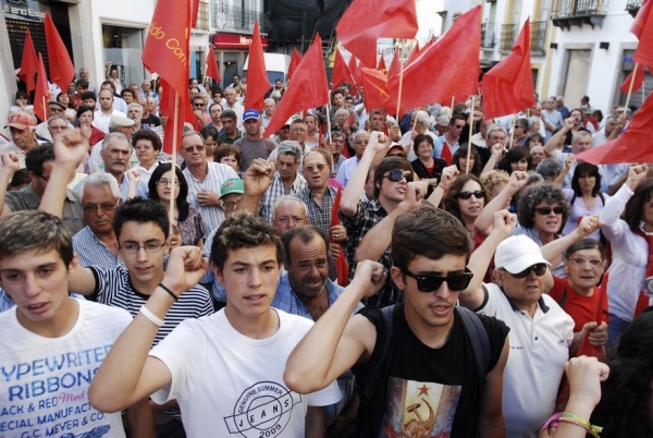 Desfile em Évora com o PCP na rua contra as injustiças e o desastre económico e social