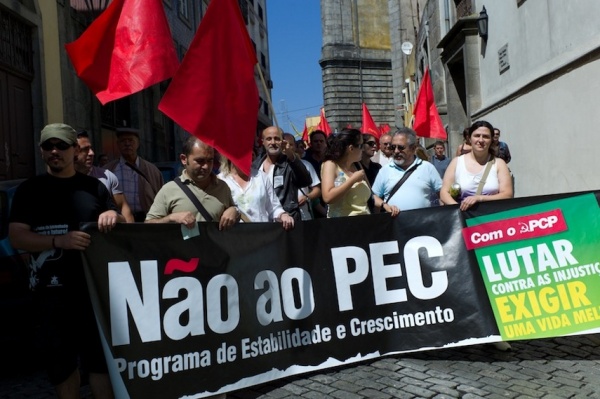 Desfile no Porto "Contra as injustiças e o desastre económico e social"
