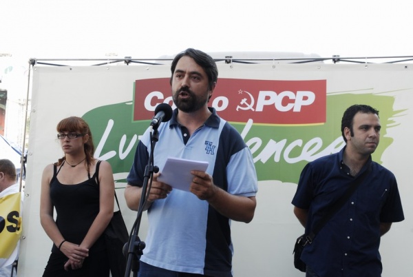 Desfile no Porto "Contra as injustiças e o desastre económico e social"