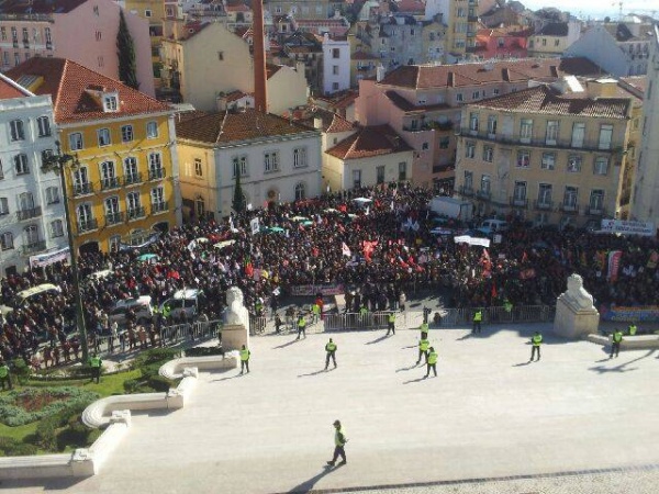 Manifestação em frente à Assembleia da República