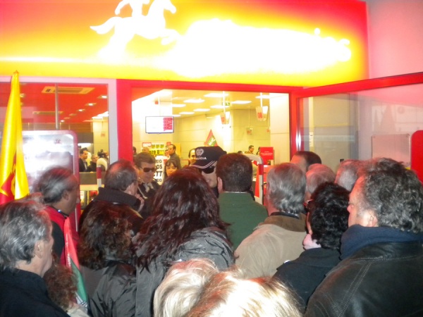 População entra na estação de Correios, em Coimbra