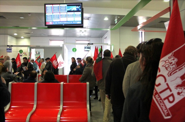 Trabalhadores entram no Mercado de Faro em protesto contra o Orçamento do Estado