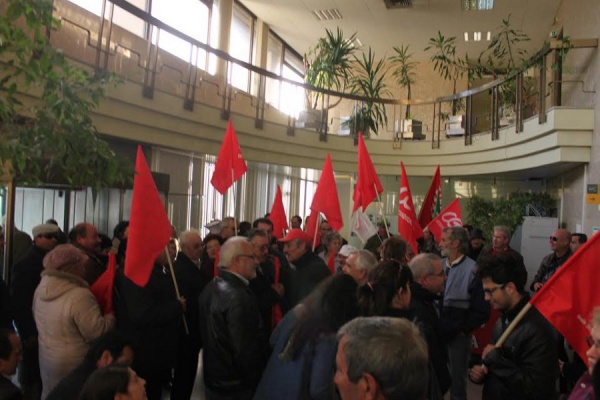 População dentro das instalações da Segurança Social de Aveiro em luta contra o Orçamento de Estado