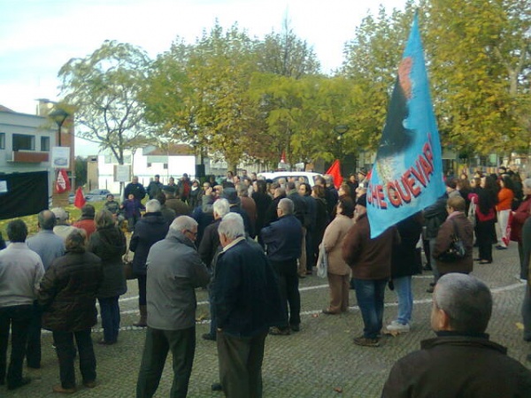 Concentração em defesa dos serviços públicos na freguesia de Paços de Brandão - Santa Maria da Feira