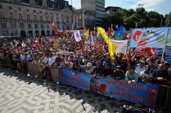 Mais de 300 mil contra a política de direita