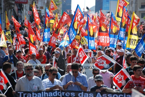 Mais de 300 mil contra a política de direita