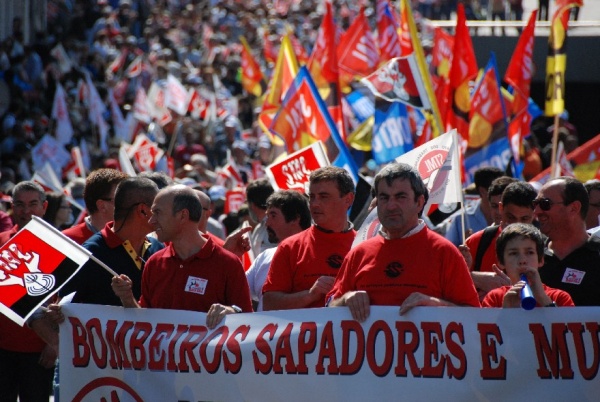 Mais de 300 mil contra a política de direita