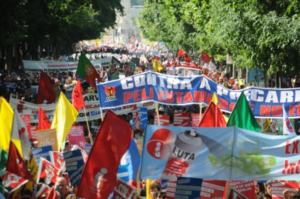 Mais de 300 mil contra a política de direita