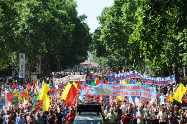 Mais de 300 mil contra a política de direita