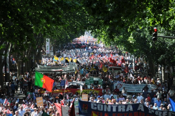 Mais de 300 mil contra a política de direita