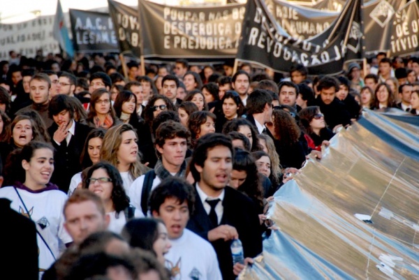 Mais de 7000 estudantes do ensino superior manifestam-se em Lisboa