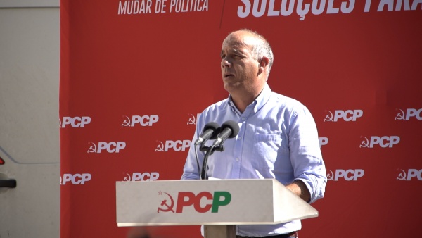 Tribuna Pública «Pelo direito à Habitação. Baixar as prestações ao banco e as rendas»