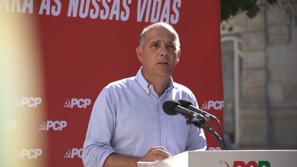 Tribuna Pública «Pelo direito à Habitação. Baixar as prestações ao banco e as rendas»