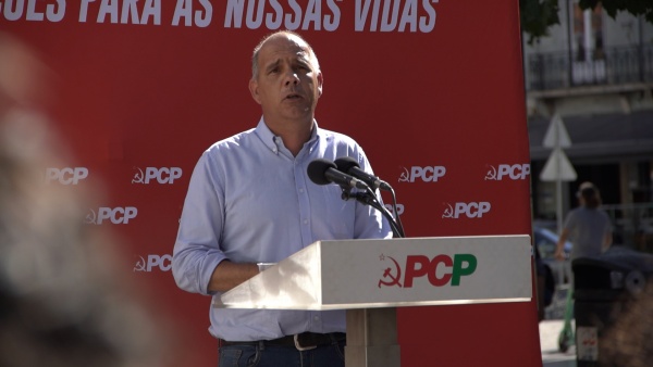 Tribuna Pública «Pelo direito à Habitação. Baixar as prestações ao banco e as rendas»