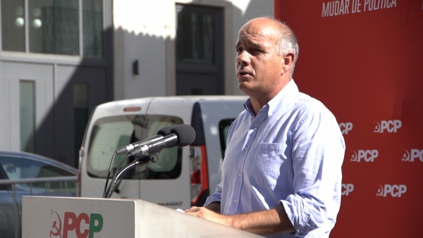 Tribuna Pública «Pelo direito à Habitação. Baixar as prestações ao banco e as rendas»