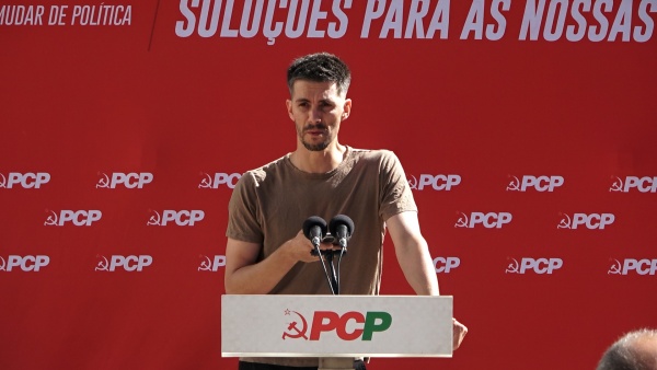 Tribuna Pública «Pelo direito à Habitação. Baixar as prestações ao banco e as rendas»