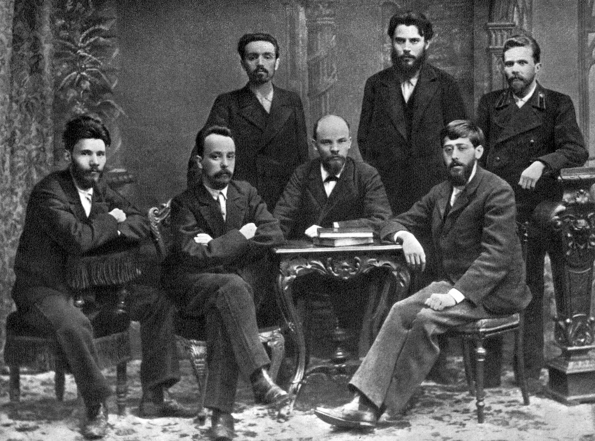 Lénine entre os membros da União de Luta pela Emancipação da Classe Trabalhadora, São Petersburgo, Fevereiro de 1897