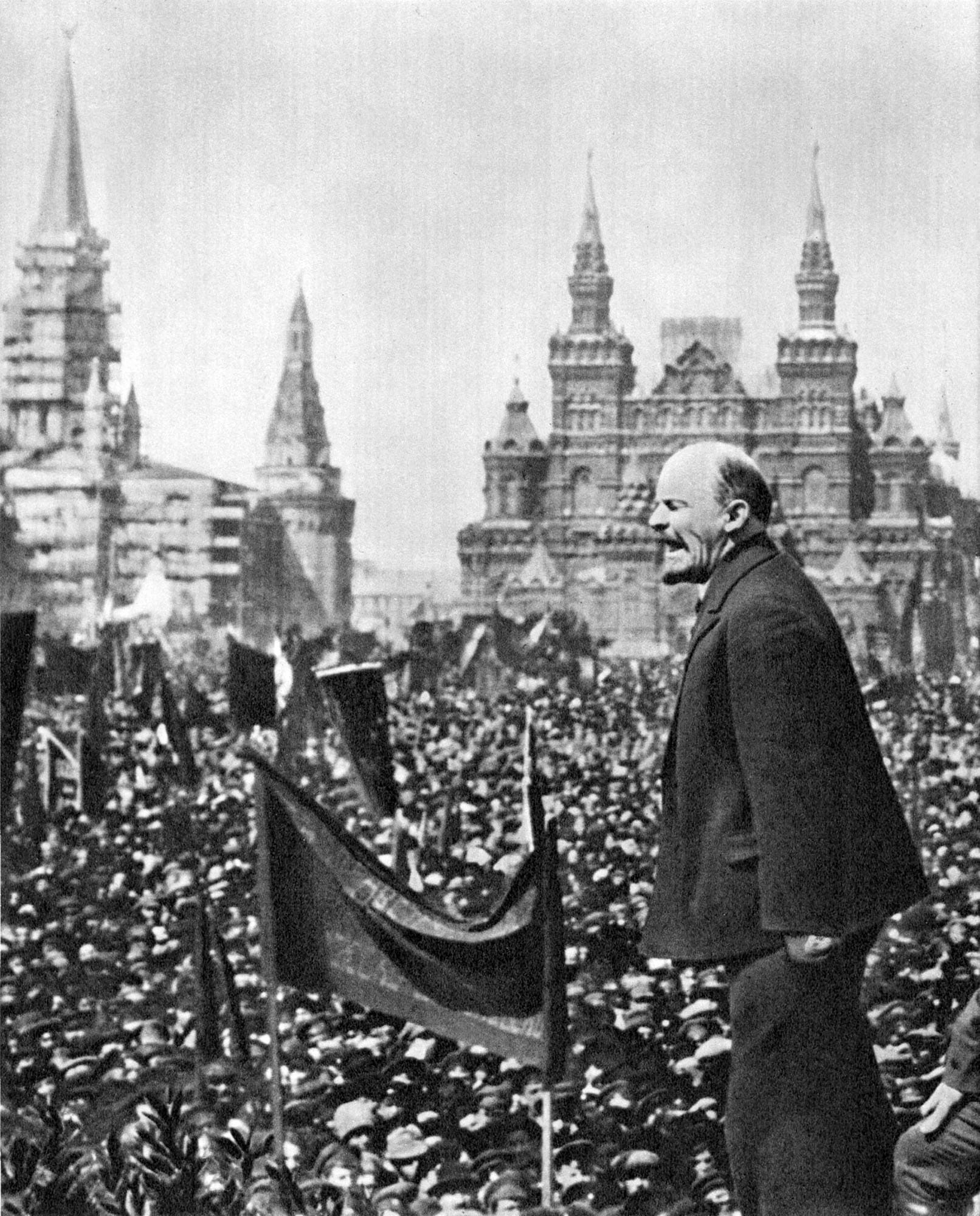 Lénine discursa na Praça Vermelha no dia 1º. de Maio, Moscovo, 1 de Maio de 1919