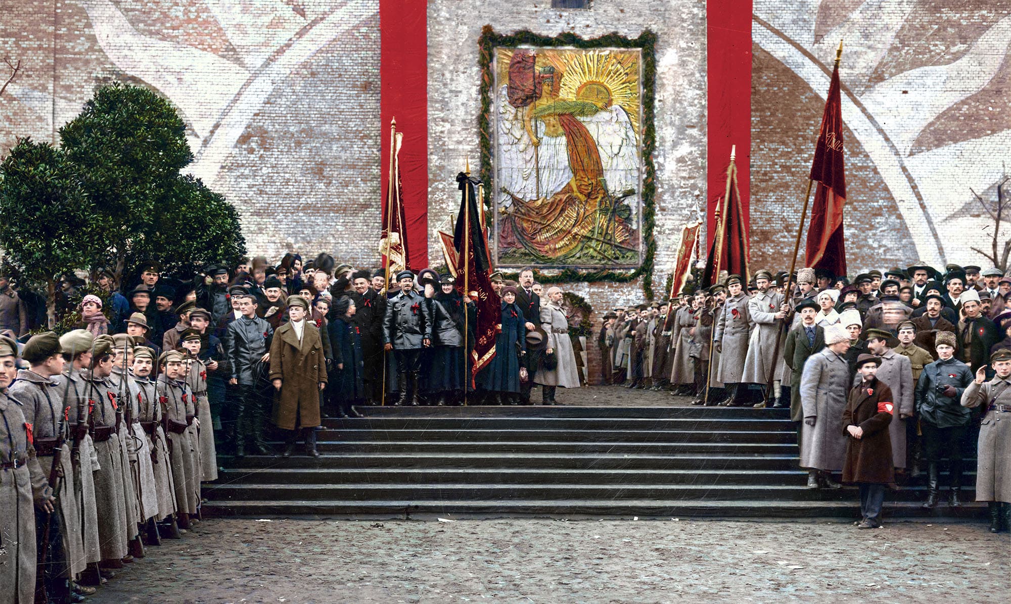 Inauguração da placa comemorativa dedicada à memória dos combatentes caídos da Revolução de Outubro, Moscovo, 7 de Novembro de 1918 (Fotografia colorida por Klimbim)