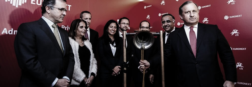 Francisco Lacerda, presidente dos CTT, acompanhado por Pires de Lima (Ministro da Economia) e Sérgio Monteiro (Secretário de Estado das Infraestruturas, Transportes e Comunicações) assinalam a entrada em Bolsa dos CTT- Correios de Portugal