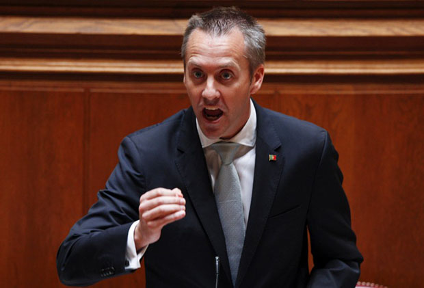 Programa de Governo PSD/CDS de Passos Coelho e Paulo Portas onde se afirma proceder à definição do modelo de privatização dos CTT e à sua efectiva concretização