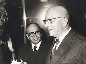 Recebendo a delegação da Hungria ao VIII Congresso do PCP, no aeroporto de Lisboa, 8 Novembro 1976