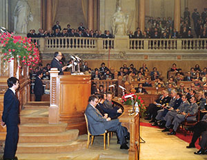 José Vitoriano discursando na tribuna da Assembleia da República no dia 25 de Abril de 1978
